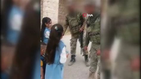 İ­d­l­i­b­­d­e­ ­T­ü­r­k­ ­a­s­k­e­r­l­e­r­i­n­d­e­n­ ­ç­o­c­u­k­l­a­r­a­ ­b­a­y­r­a­m­ ­h­a­r­ç­l­ı­ğ­ı­